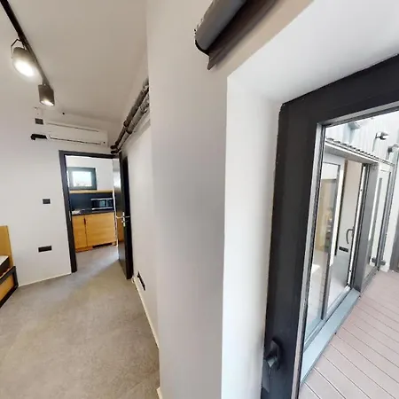 In 7 Apartment *
